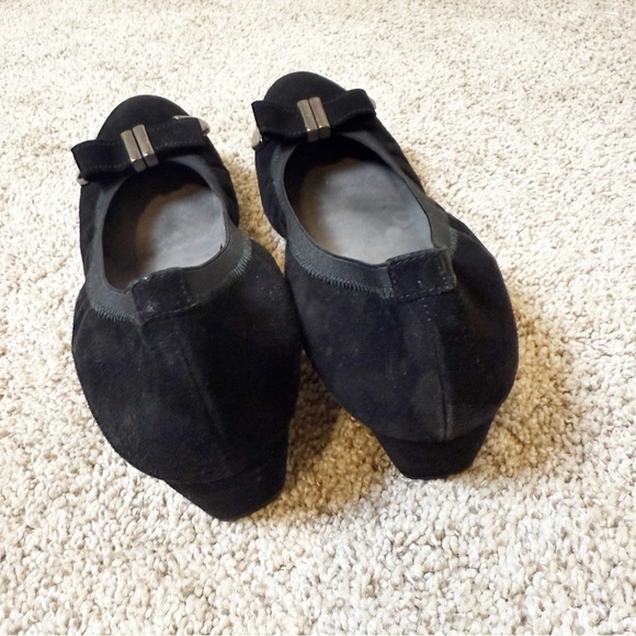 Stuart Weitzman Women’s Bowends Black Suede Pumps Heels Size 9.5 - Picture 4 of 9
